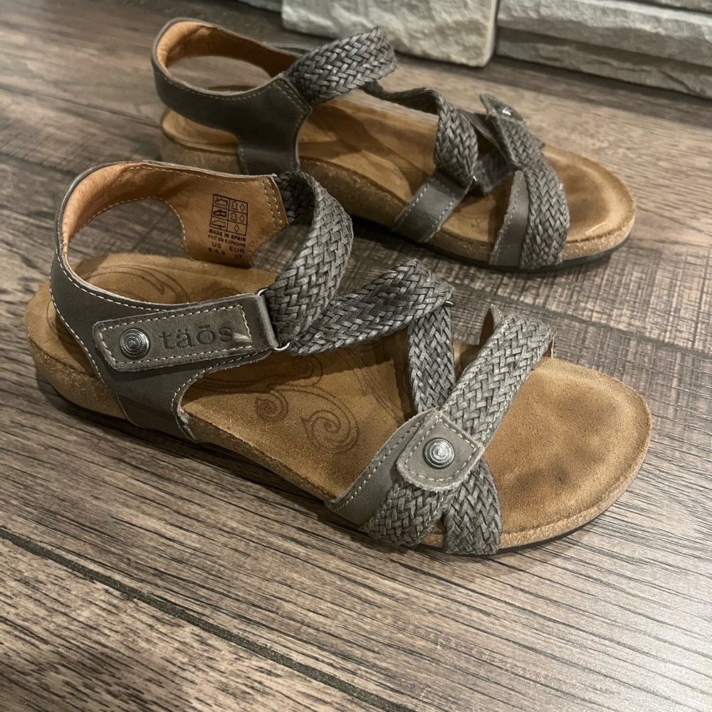 Taos Trulie sandal in dark grey leather womens size 6-6.5